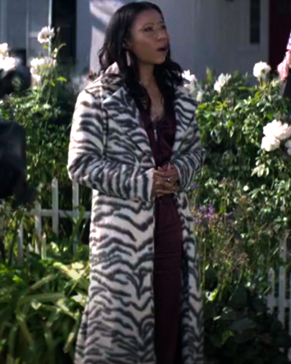 you-season-3-sherry-white-tiger-print-coat-california-outfits